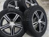 Комплект зимней резины (диски, шины) за 250 тг. в Уральск – фото 2