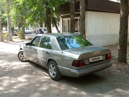 Mercedes-Benz E 260 1989 года за 1 400 000 тг. в Тараз – фото 2