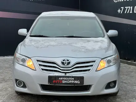 Toyota Camry 2010 года за 7 400 000 тг. в Актобе – фото 2