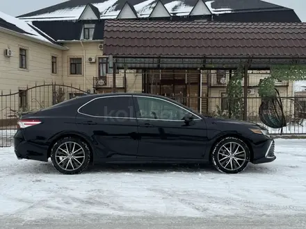 Toyota Camry 2021 года за 15 500 000 тг. в Сарыагаш – фото 10