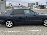 Mercedes-Benz E 320 2001 года за 6 000 000 тг. в Атырау – фото 3