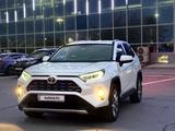 Toyota RAV4 2022 года за 20 000 000 тг. в Актобе – фото 2