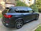 BMW X5 2018 года за 42 000 000 тг. в Алматы – фото 2