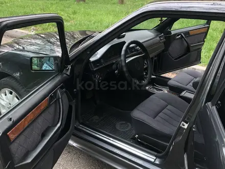 Mercedes-Benz E 320 1993 года за 2 400 000 тг. в Алматы – фото 9