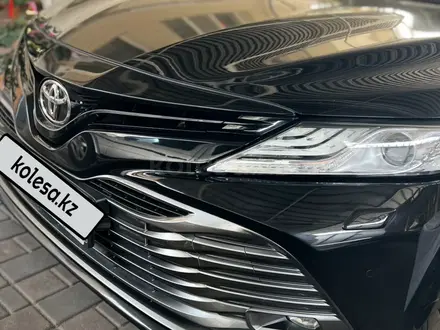 Toyota Camry 2018 года за 15 000 000 тг. в Алматы – фото 13