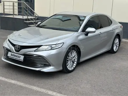 Toyota Camry 2019 года за 13 700 000 тг. в Астана – фото 2