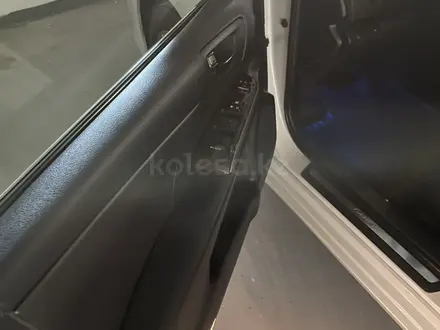 Toyota Camry 2018 года за 12 800 000 тг. в Атырау – фото 3