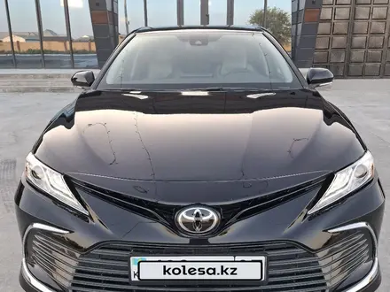 Toyota Camry 2022 года за 13 700 000 тг. в Туркестан – фото 2