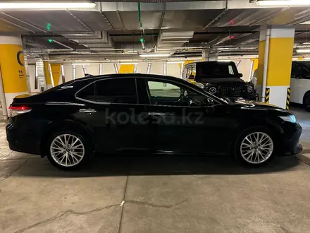 Toyota Camry 2018 года за 13 300 000 тг. в Алматы – фото 6