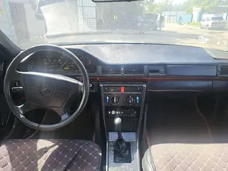 Mercedes-Benz E 230