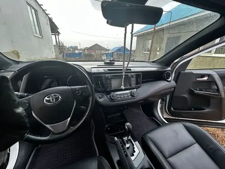 Toyota RAV4 2018 года за 9 500 000 тг. в Атырау – фото 11