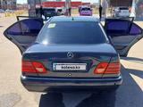 Mercedes-Benz E 200 1997 года за 2 250 000 тг. в Караганда – фото 2