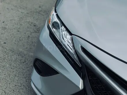 Toyota Camry 2019 года за 10 000 000 тг. в Атырау – фото 2