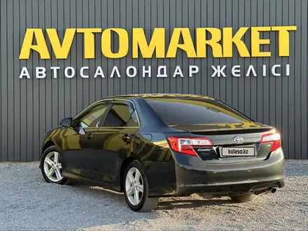 Toyota Camry 2014 года за 7 900 000 тг. в Актобе – фото 4