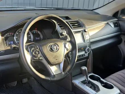 Toyota Camry 2014 года за 7 900 000 тг. в Актобе – фото 13
