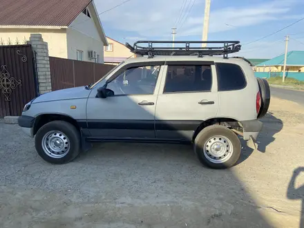 Chevrolet Niva 2005 года за 2 000 000 тг. в Атырау – фото 2