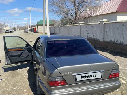 Mercedes-Benz E 220 1992 года за 1 700 000 тг. в Туркестан – фото 3