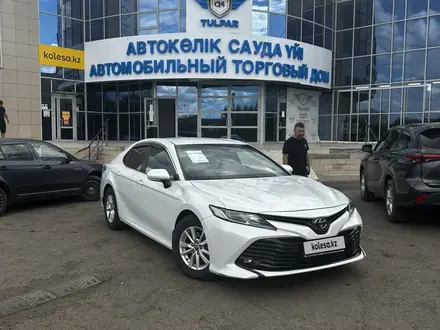 Toyota Camry 2018 года за 12 300 000 тг. в Уральск – фото 3