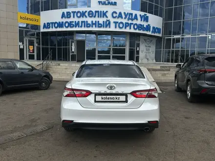 Toyota Camry 2018 года за 12 300 000 тг. в Уральск – фото 8