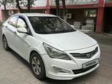Hyundai Solaris 2015 года за 3 500 000 тг. в Атырау – фото 2