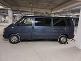 Volkswagen Caravelle 1995 года за 3 700 000 тг. в Астана