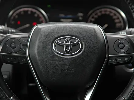 Toyota Camry 2018 года за 14 790 000 тг. в Алматы – фото 17