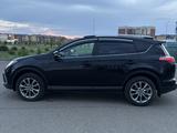 Toyota RAV4 2018 года за 13 500 000 тг. в Уральск – фото 2