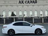 Toyota Camry 2018 года за 8 200 000 тг. в Уральск – фото 2