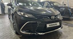 Toyota Camry 2023 года за 16 300 000 тг. в Актобе