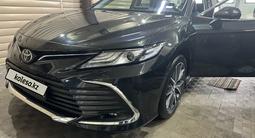 Toyota Camry 2023 года за 16 300 000 тг. в Актобе – фото 3