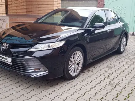 Toyota Camry 2018 года за 15 000 000 тг. в Алматы