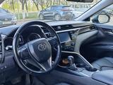 Toyota Camry 2020 года за 8 700 000 тг. в Актобе – фото 2