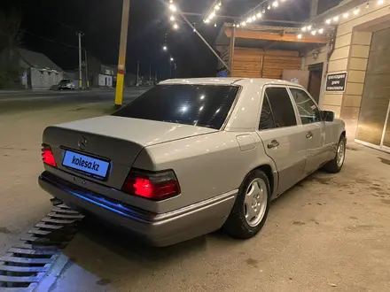 Mercedes-Benz E 220 1995 года за 2 100 000 тг. в Тараз – фото 4