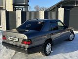 Mercedes-Benz E 220 1995 года за 1 900 000 тг. в Караганда – фото 3