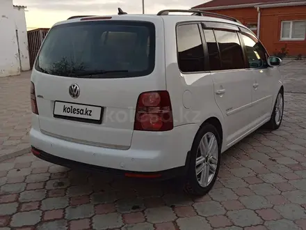 Volkswagen Touran 2009 года за 2 900 000 тг. в Атырау – фото 4