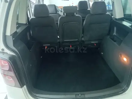 Volkswagen Touran 2009 года за 2 900 000 тг. в Атырау – фото 7