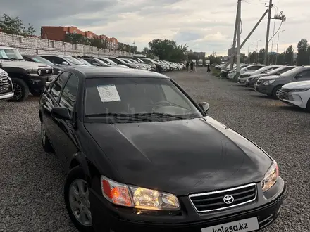 Toyota Camry 1998 года за 2 800 000 тг. в Актобе – фото 2