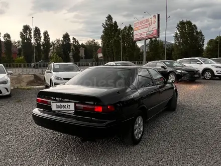 Toyota Camry 1998 года за 2 800 000 тг. в Актобе – фото 4