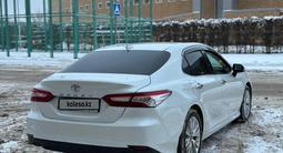 Toyota Camry 2019 года за 13 950 000 тг. в Астана – фото 3