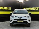 Toyota RAV4 2016 года за 10 400 000 тг. в Актобе – фото 2