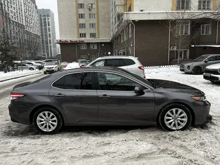 Toyota Camry 2020 года за 12 900 000 тг. в Алматы – фото 3