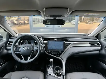 Toyota Camry 2018 года за 12 075 000 тг. в Уральск – фото 11