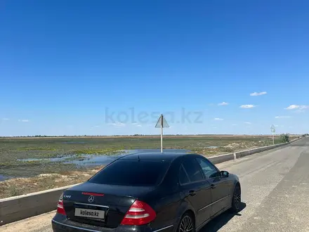 Mercedes-Benz E 320 2004 года за 5 000 000 тг. в Атырау – фото 4