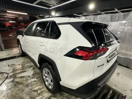 Toyota RAV4 2021 года за 17 300 000 тг. в Алматы – фото 3