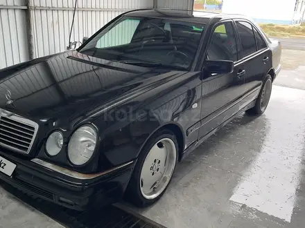Mercedes-Benz E 320 1997 года за 2 400 000 тг. в Атырау – фото 4