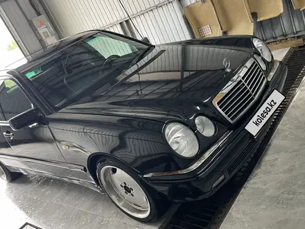 Mercedes-Benz E 320 1997 года за 2 400 000 тг. в Атырау – фото 2