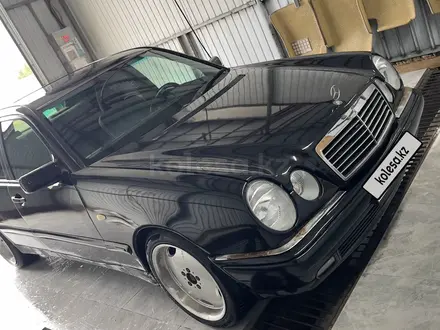 Mercedes-Benz E 320 1997 года за 2 400 000 тг. в Атырау – фото 3