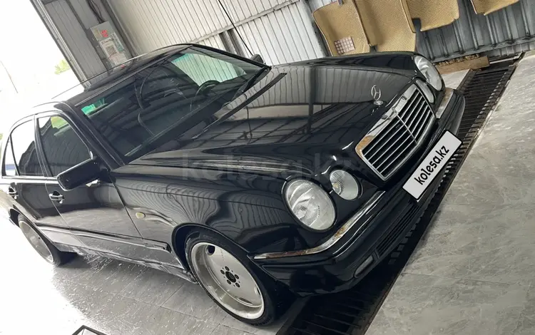 Mercedes-Benz E 320 1997 года за 2 400 000 тг. в Атырау