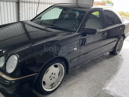 Mercedes-Benz E 320 1997 года за 2 400 000 тг. в Атырау – фото 5