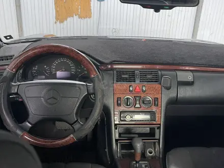 Mercedes-Benz E 320 1997 года за 2 400 000 тг. в Атырау – фото 8